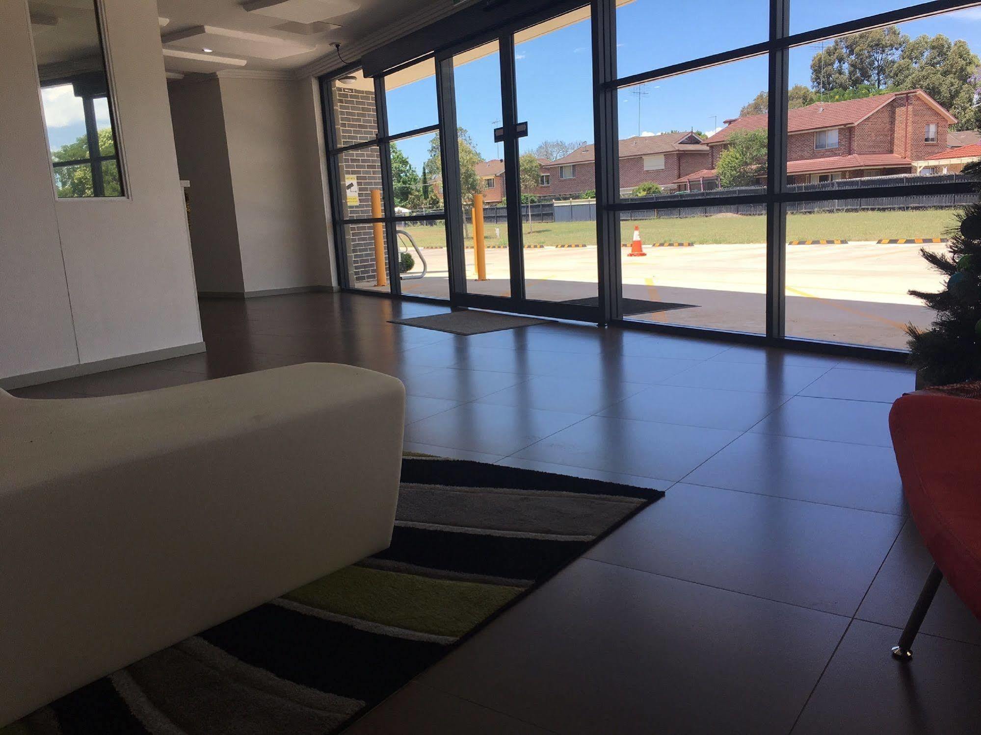 Value Suites Penrith Esterno foto